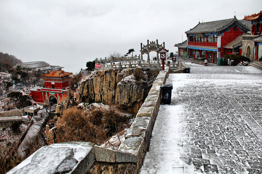 泰山南天门天街雪景