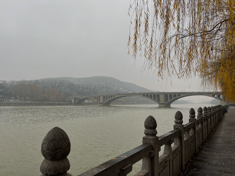 洛阳龙门古桥冬雪风光