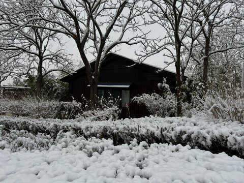 小屋积雪