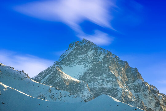 新疆库尔德宁雪山