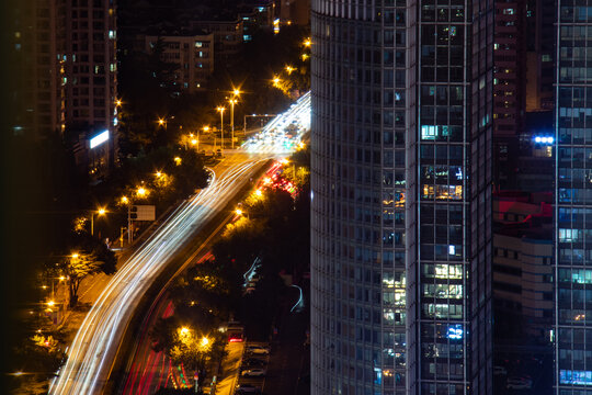 夜晚城市车流