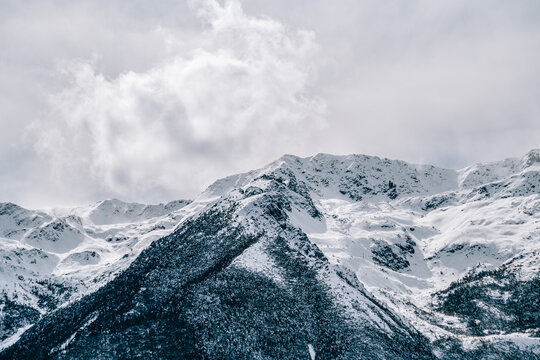 云南德钦白马雪山观景台遥望雪山