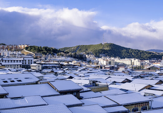 云南香格里拉独克宗古城屋顶的雪