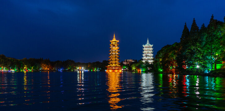 广西桂林日月双塔夜景