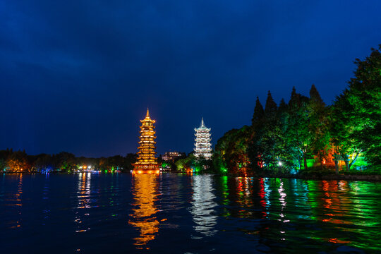 广西桂林日月双塔夜景