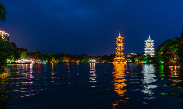 广西桂林日月双塔夜景