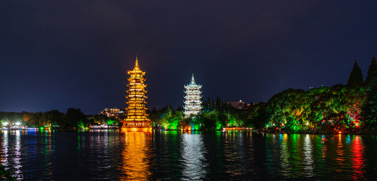 广西桂林日月双塔夜景