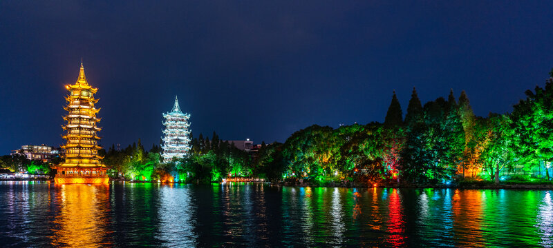 广西桂林日月双塔夜景