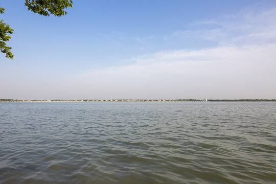 微风习习的湖边风景