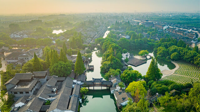 日出中的乌镇景区