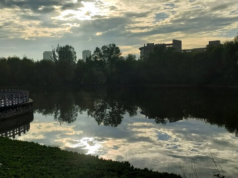 雨后湖边