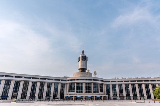 夕阳下中国天津站建筑外部