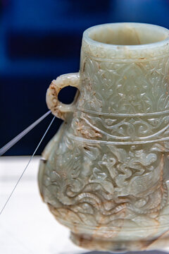 天津博物馆的元代翼龙纹双耳玉壶