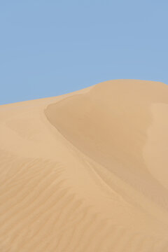 内蒙古阿拉善盟蓝天下的沙丘