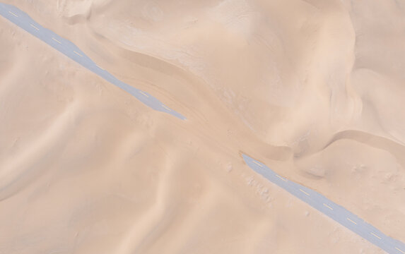 内蒙古境内被沙漠部分掩埋的公路
