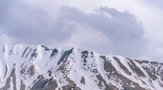 中国青海阿尼玛卿高原雪山风光