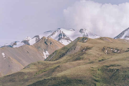 青海省阿尼玛卿夏季雪山风光