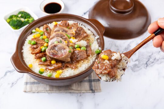 牛肉拼腊鸭煲仔饭