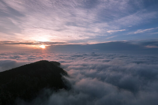 鸡足山日出