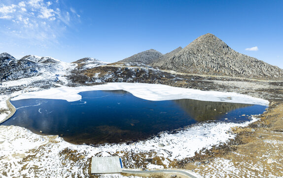 航拍四川甘孜理塘铁匠山湖区