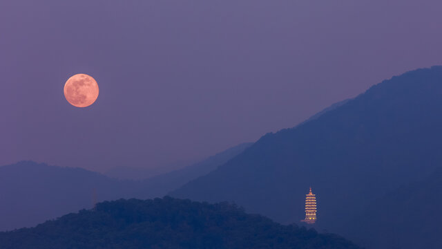 深圳东部山中佛塔与初升的圆月