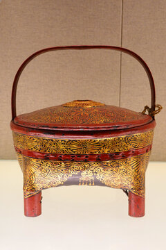 藏族描金彩漆花卉纹提篮