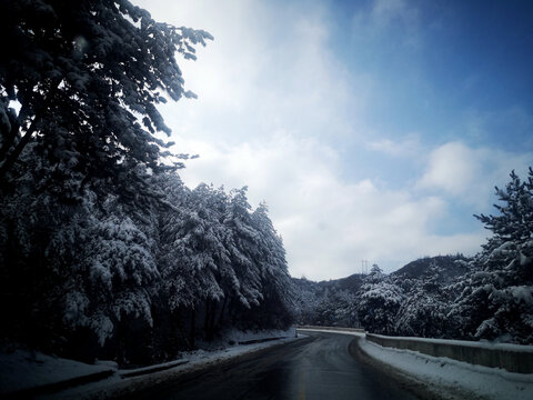 冬季雪后盘山公路