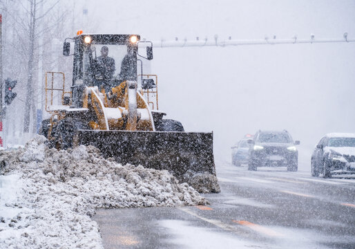 铲车清理道路积雪