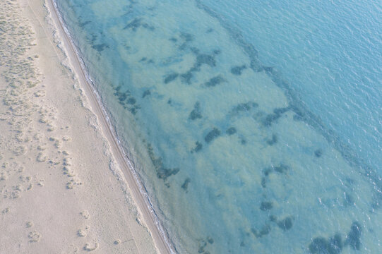 航拍青海湖尕海清澈的湖水