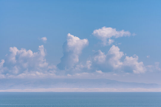 青海蓝天白云下的青海湖风景