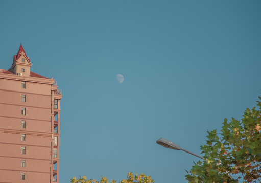 城市里升起的月亮