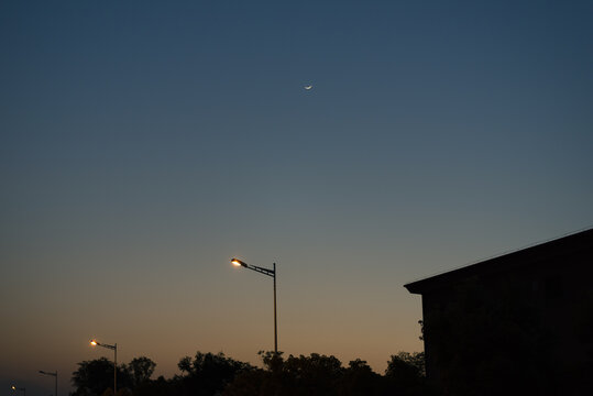 黄昏时刻的天空与路灯