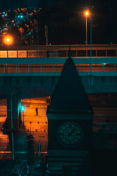 城市夜景下的高架桥与钟楼