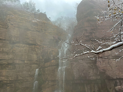 云台山瀑布雪景