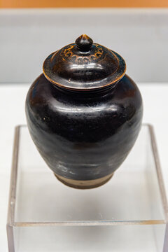 陕西历史博物馆的唐代黑釉瓷盖罐