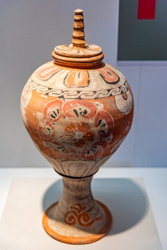 长安博物馆的唐代彩绘塔式罐
