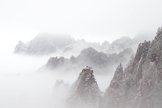 如水墨画般的黄山雪后云海