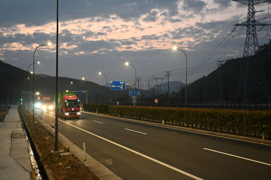 清晨省道上的大货车