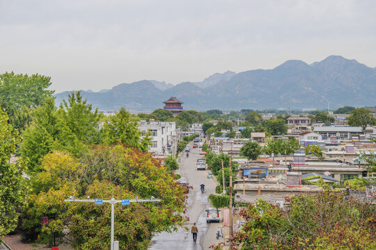 俯瞰山海关古城建筑群和山峰