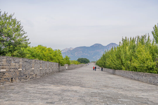 天下第一关山海关城楼与树木