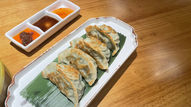 广东早茶茶点猪肉韭菜煎饺饺子