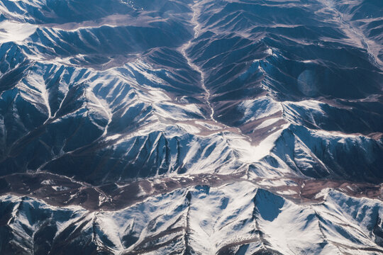 冬季自然宁静雪山山脉地形俯拍