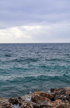 户外白天阴天蓝色湖泊水浪风景