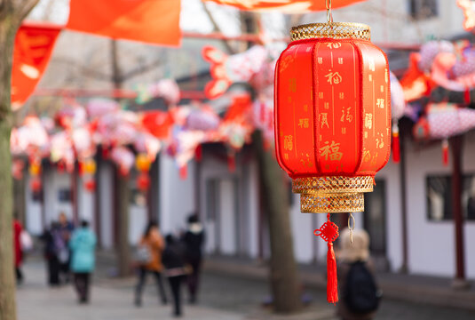 春节街道挂起大红灯笼