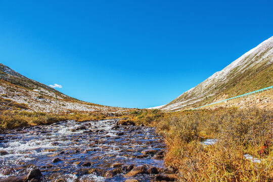 中国西藏格聂神山和草原牧场