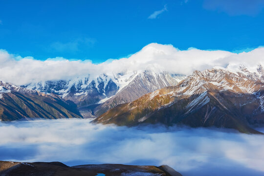 中国西藏格聂神山和云海美景