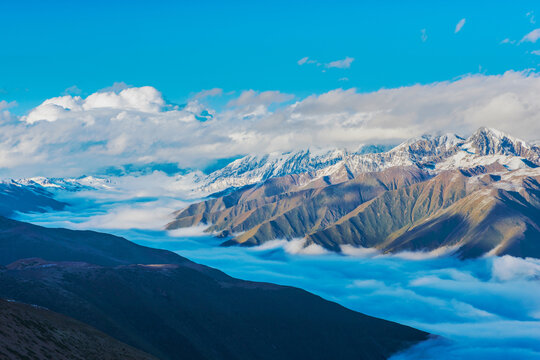 中国西藏格聂神山和云海美景