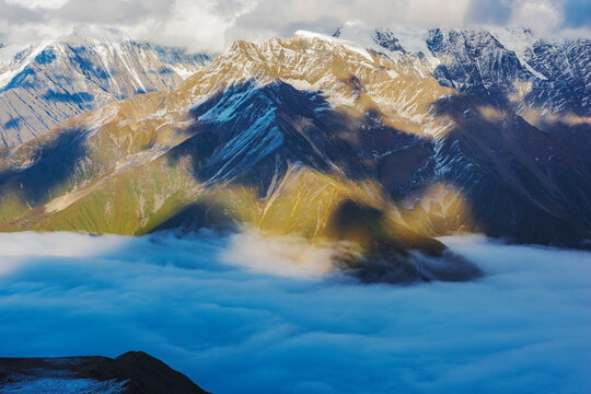 中国西藏格聂神山和云海美景