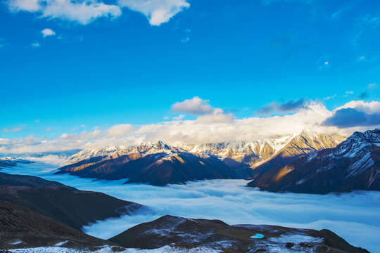 中国西藏格聂神山和云海美景