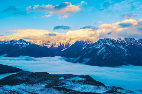 中国西藏格聂神山和云海美景